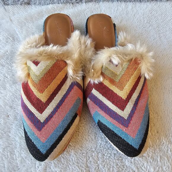Universal Threads Women Bibiana Chevron Faux Fur Lined Mules Size 7.5 Multicolor - Picture 1 of 5
